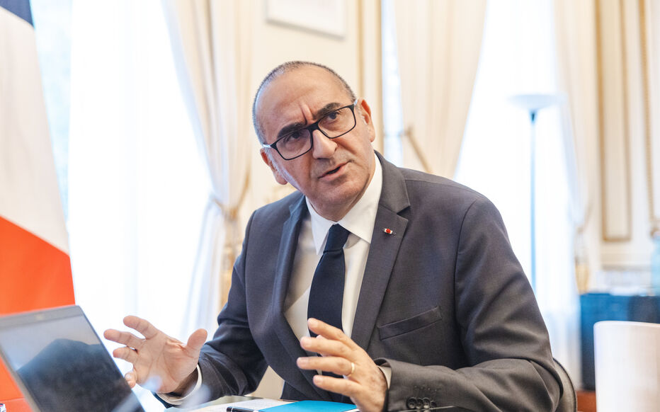 Laurent Nuñez en Algérie : une méthode brutale critiquée Laurent Nuñez en Algérie : une méthode brutale critiquée