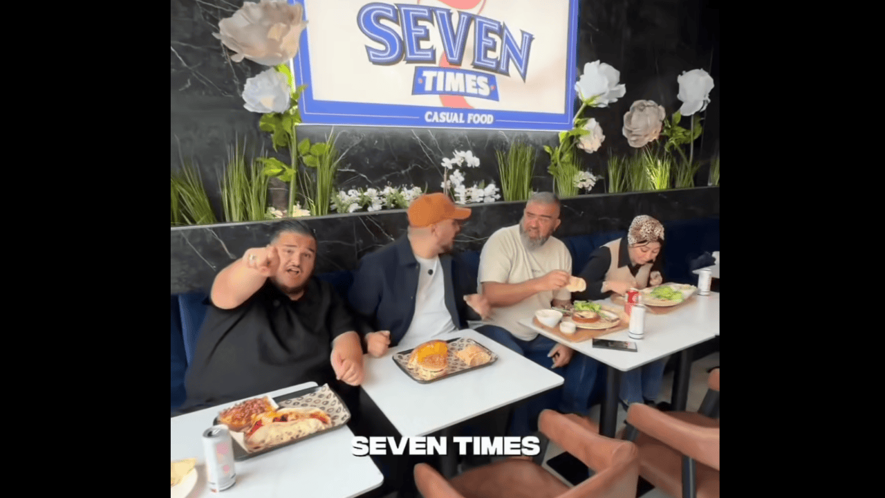 Salle femmes dans un restaurant halal à Lyon avec clients mangeant.
