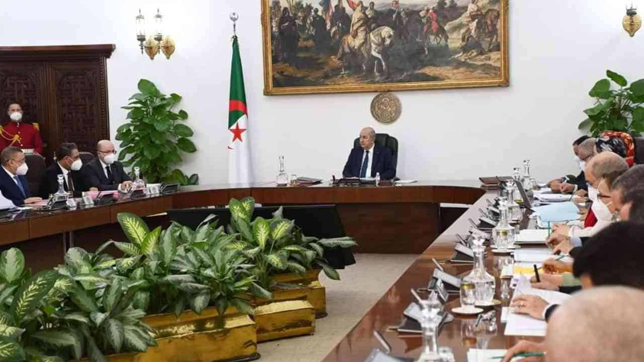 Réunion officielle avec le président et des ministres en Algérie.
