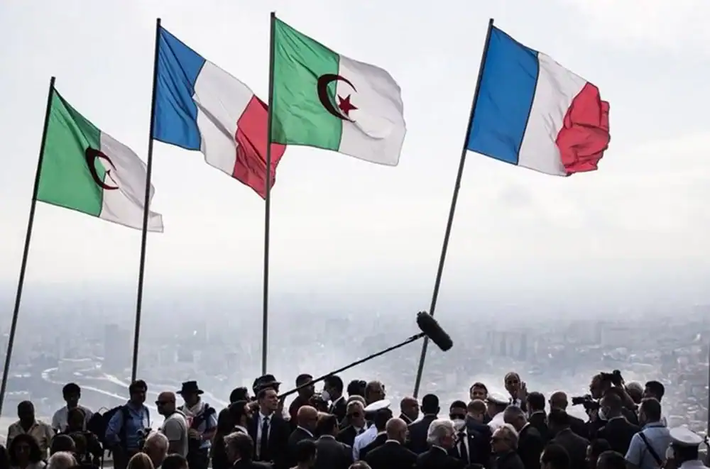 France–Algérie : vers un changement clé de l’accord de 1968 Drapeaux algérien et français lors d'une réunion en hauteur.