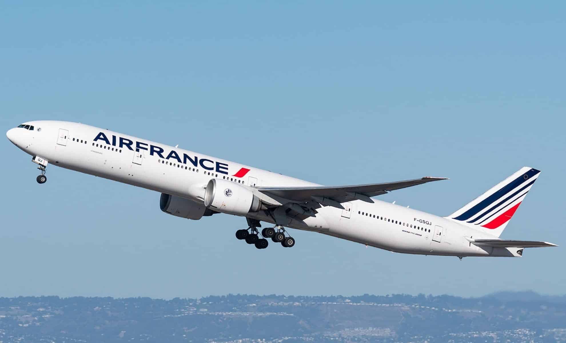 Avion Air France en vol vers l'Algérie, image de voyage aérien.