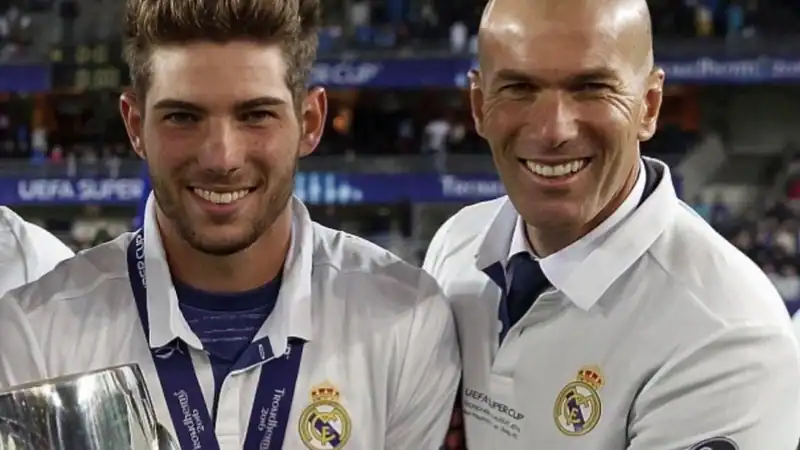 Zidane et son fils souriants avant Algérie-Soudan CAN 2025.