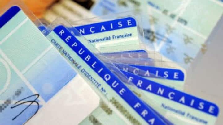 Cartes d'identité françaises empilées sur une table.