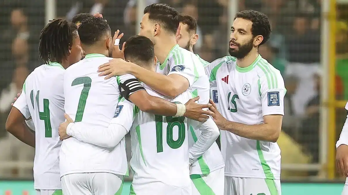 Les joueurs algériens célèbrent une victoire sur le terrain.