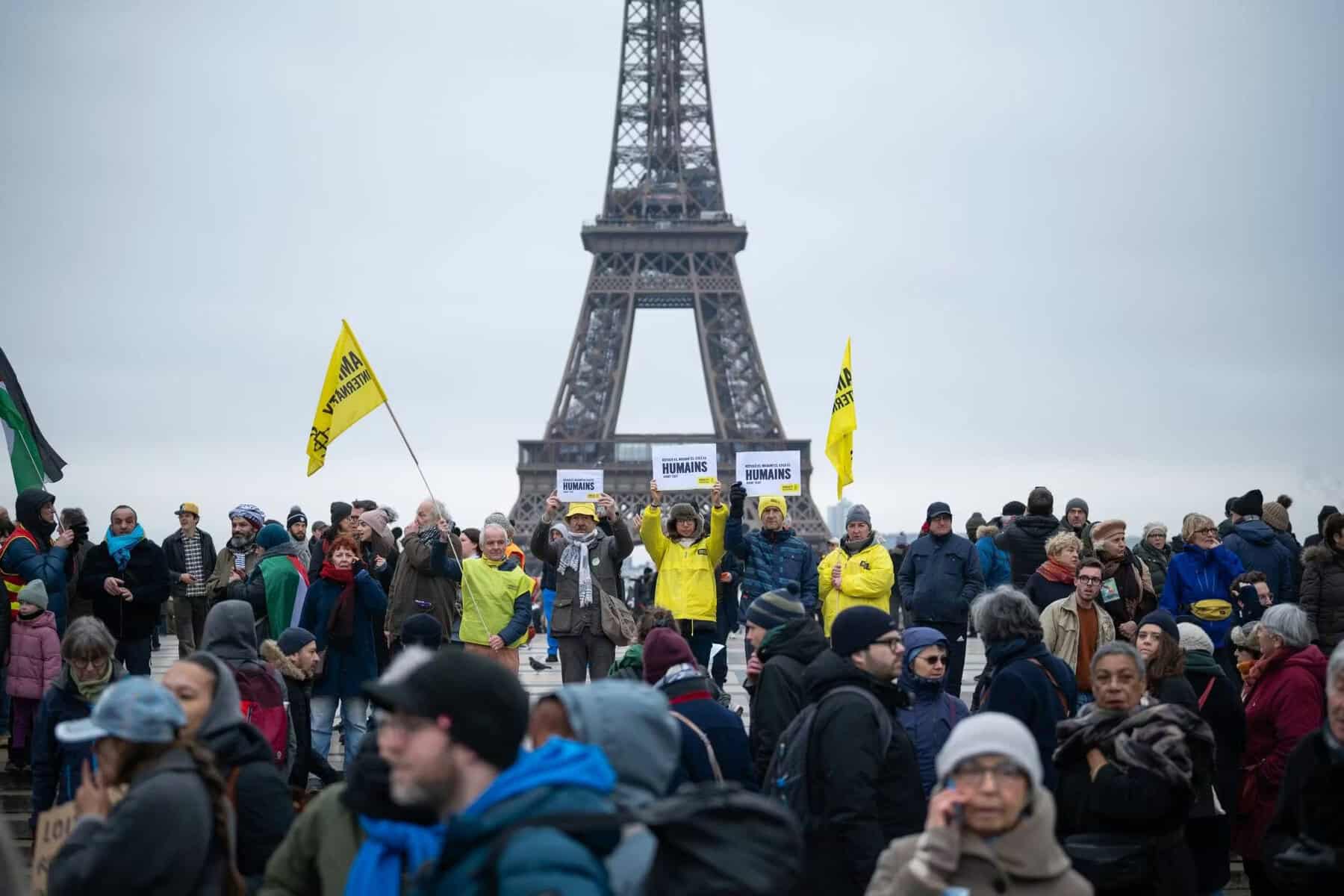 Manifestants devant la Tour Eiffel lors d'une protestation.