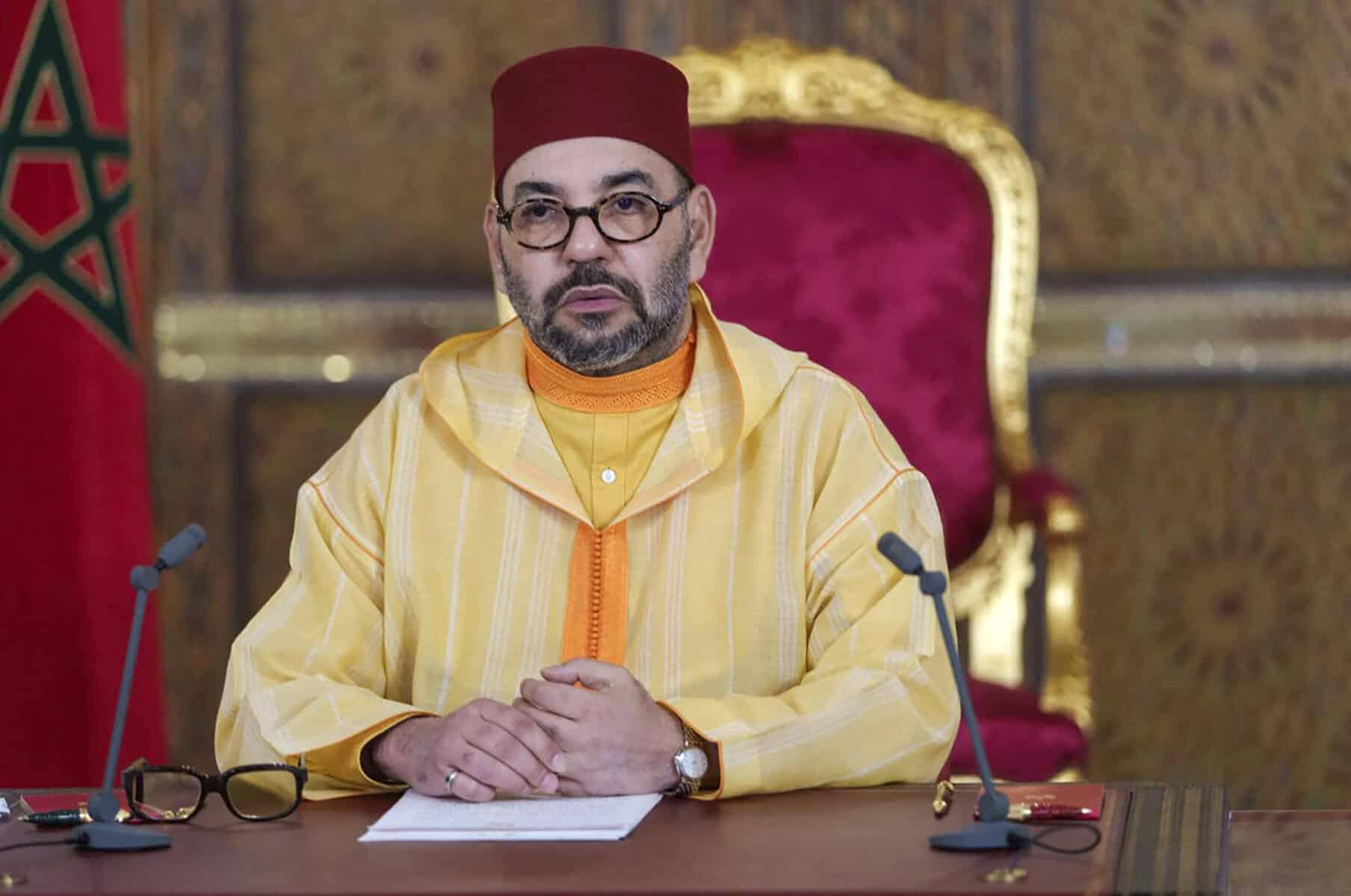 Mohammed VI en tenue traditionnelle lors d'une réunion officielle au Maroc.