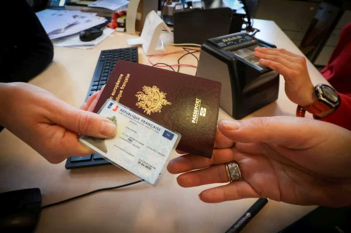 Échange de documents entre deux personnes lors d'une procédure administrative.