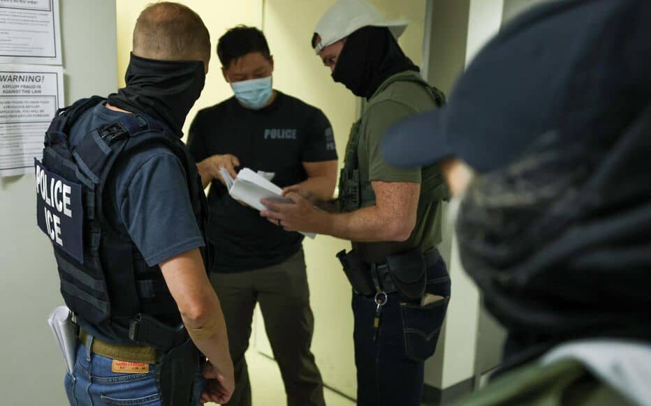Agents de police en discussion avec un homme portant un masque et un casque.