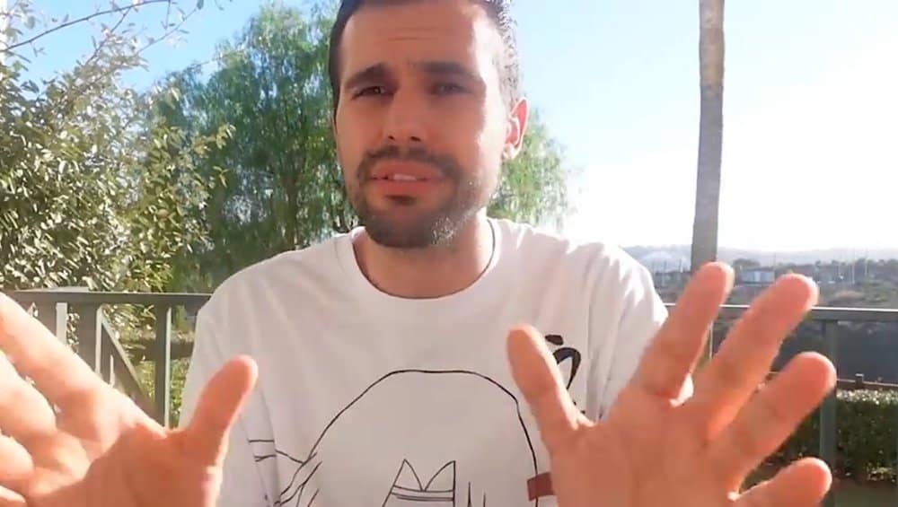 Romain Molina lors d'une interview en extérieur au Maroc.