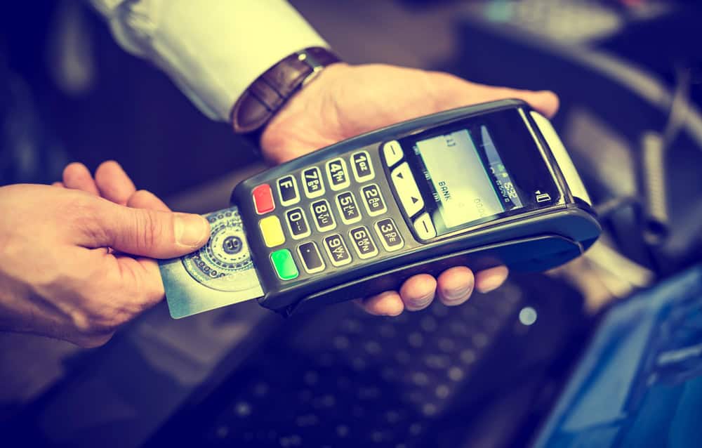 Paiement sans contact avec terminal de carte bancaire moderne.