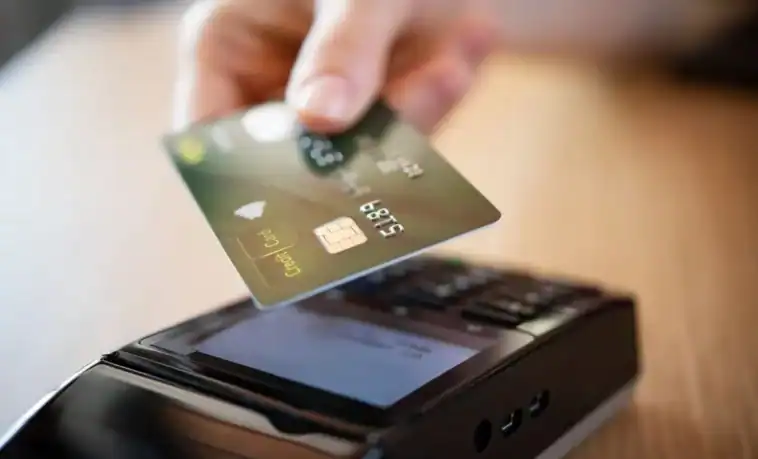 Transaction par carte bancaire avec terminal de paiement électronique.