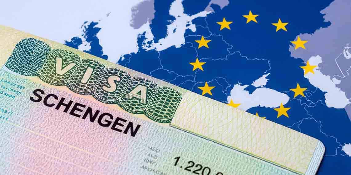 Carte de l'Europe avec drapeaux de l'Union européenne et visa Schengen.