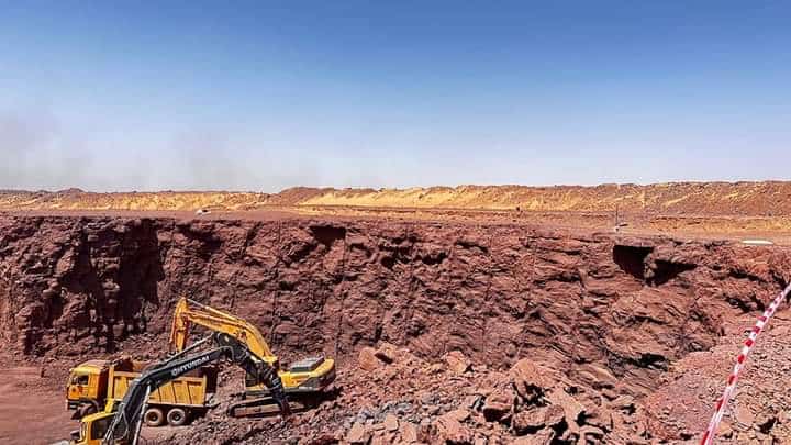 Excavatrice dans un site minier en Algérie pour 2026.