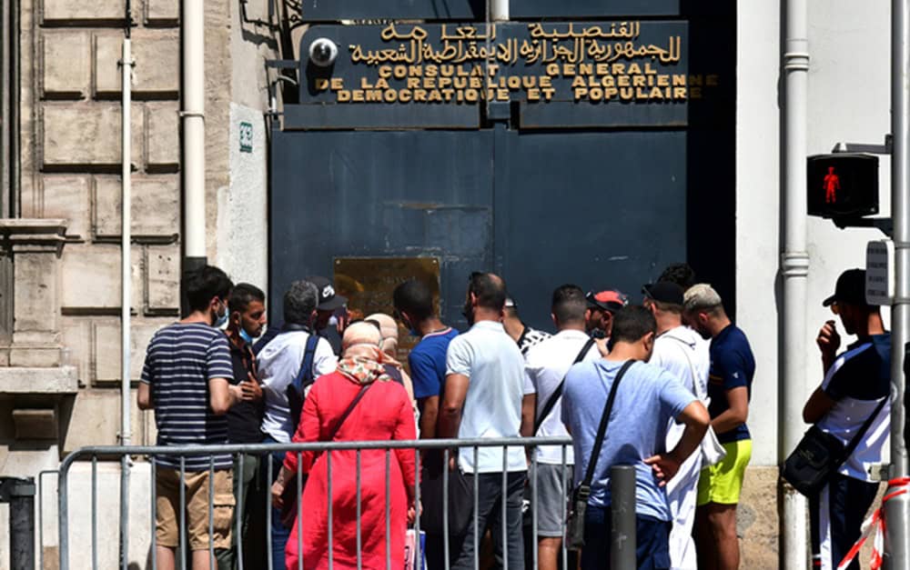 Marseille : une permanence juridique exceptionnelle au Consulat d’Algérie Groupe de personnes devant le Consulat d’Algérie à Marseille.