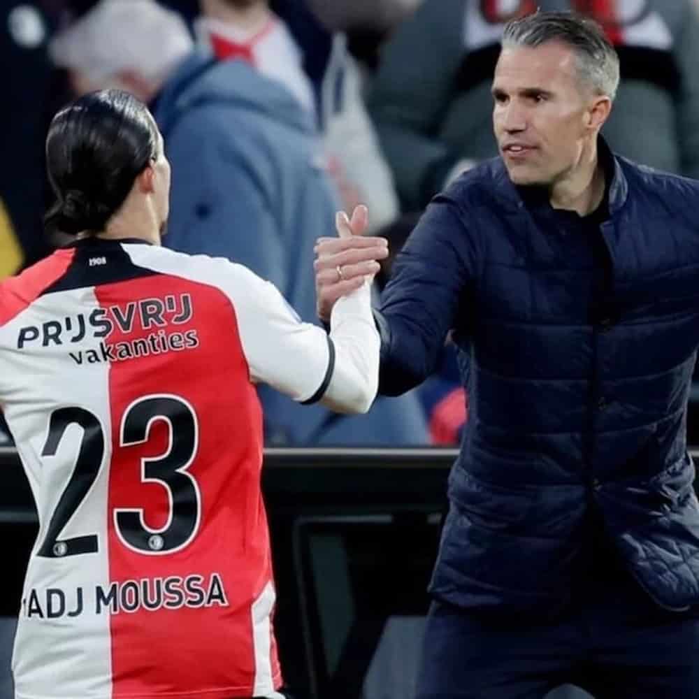 Robin van Persie : Élégance et générosité pendant le Ramadan Robin van Persie : Élégance et générosité pendant le Ramadan