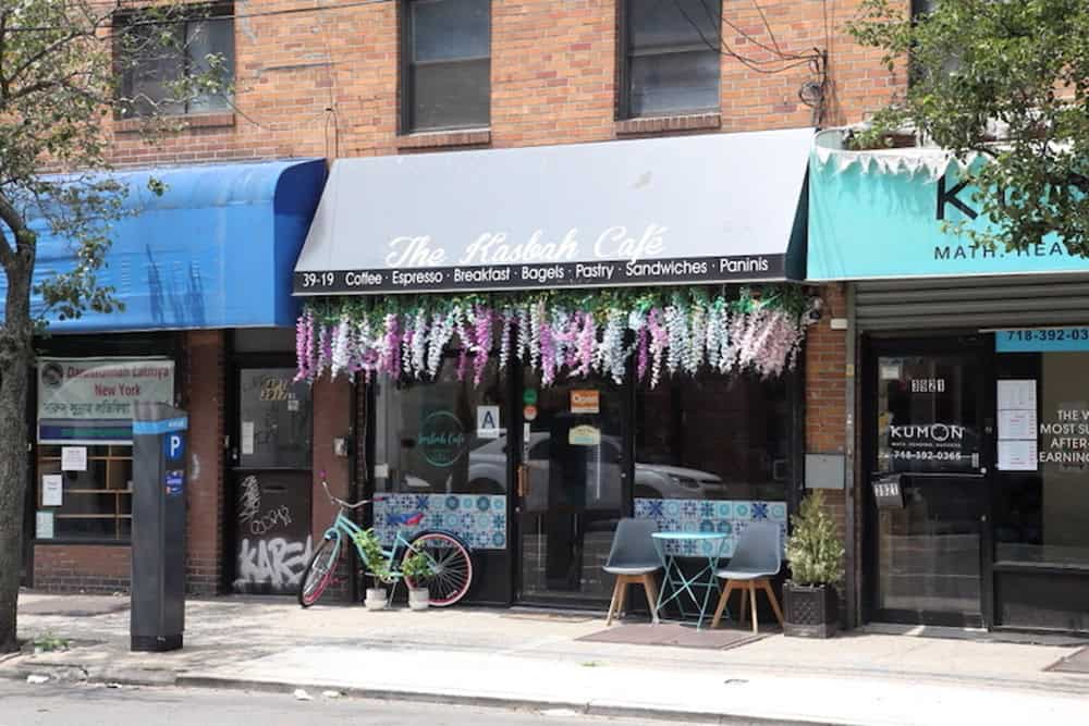 Café Kasbah à New York avec décoration florale et terrasse extérieure.