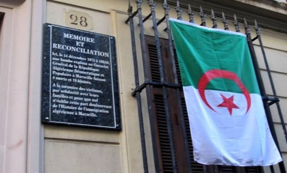 Marseille : une permanence juridique exceptionnelle au Consulat d’Algérie Groupe de personnes devant le Consulat d’Algérie à Marseille.