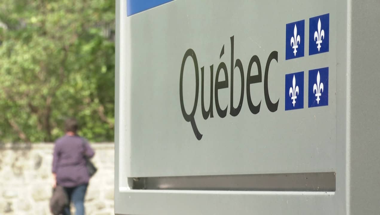 Changement majeur en immigration au Québec dévoilé Panneau d'entrée au Québec avec drapeaux et texte.