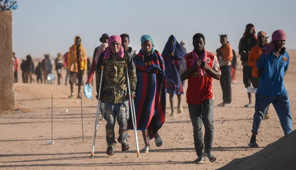 Migrants algériens débarquant à Sète, voyage difficile en Méditerranée.