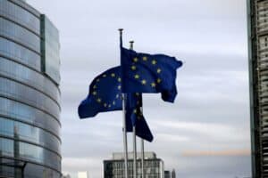 Découvrez le nouveau plan de l'UE sur l'expulsion des sans-papiers Drapeaux de l'Union européenne flottant dans le ciel.