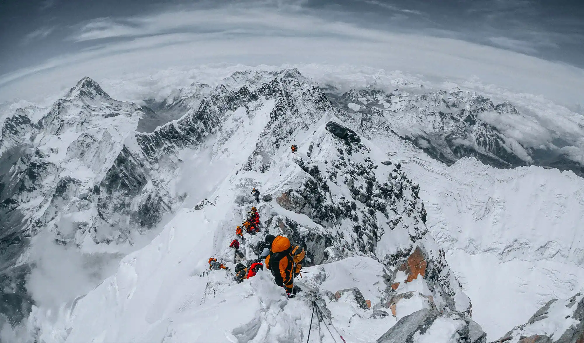 Alpinistes gravissant la crête enneigée de l'Everest.