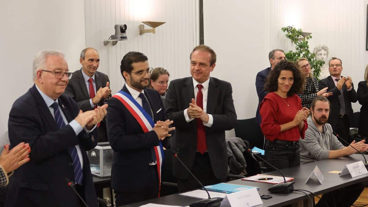 Un Franco-Algérien défie les attentes et devient maire ! Un homme avec un sash tricolore lors d'une cérémonie officielle.