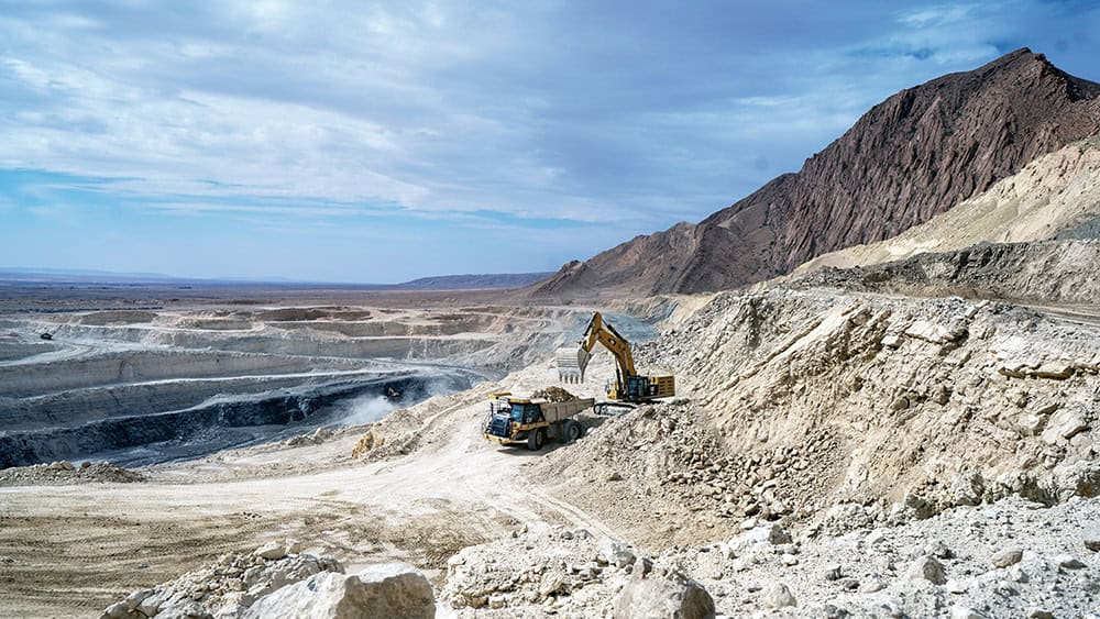 Mine de Bled El Hadba avec excavatrice et montagnes environnantes.