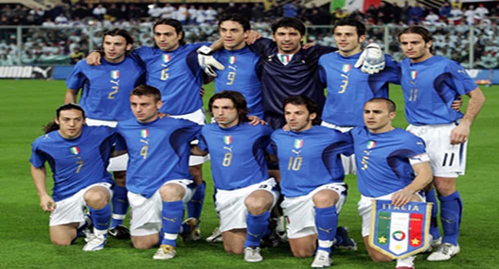 L'équipe italienne de football en uniforme bleu sur le terrain.