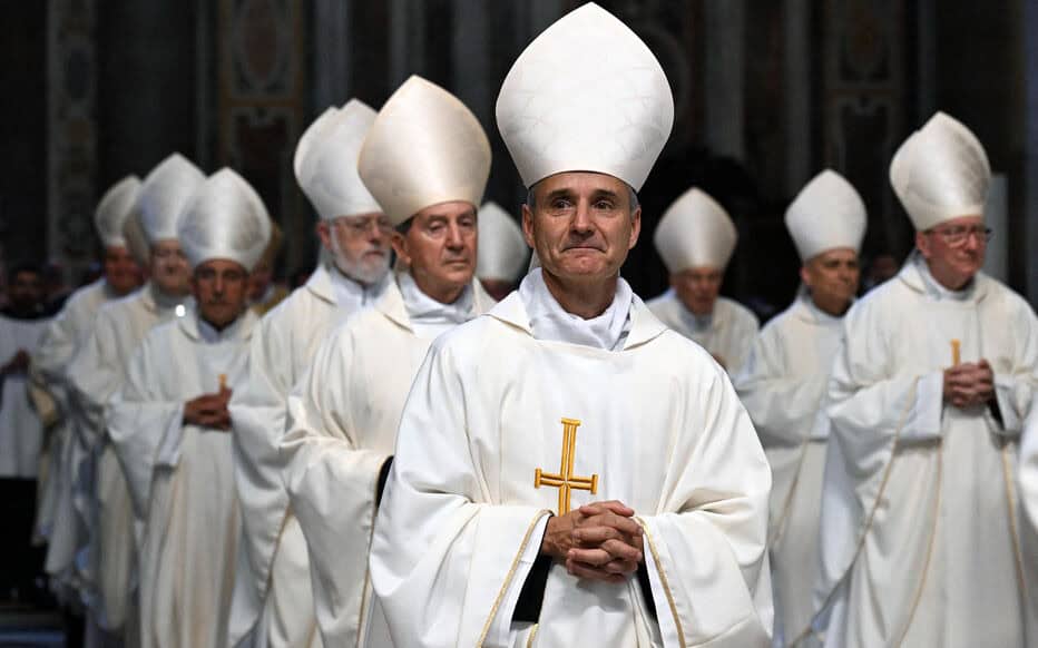 Groupe d'archevêques en cérémonie religieuse dans une cathédrale.