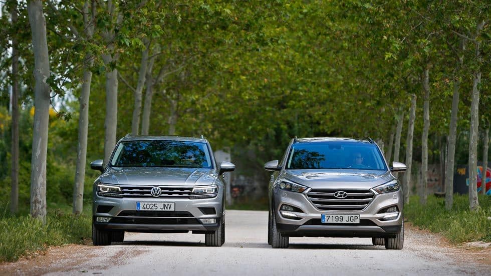 Hyundai et Volkswagen en test sur une route bordée d'arbres.