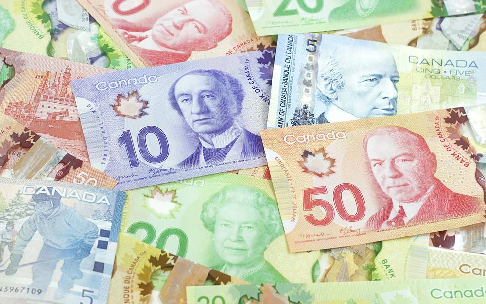 Billets de banque canadienne de différentes valeurs et couleurs.