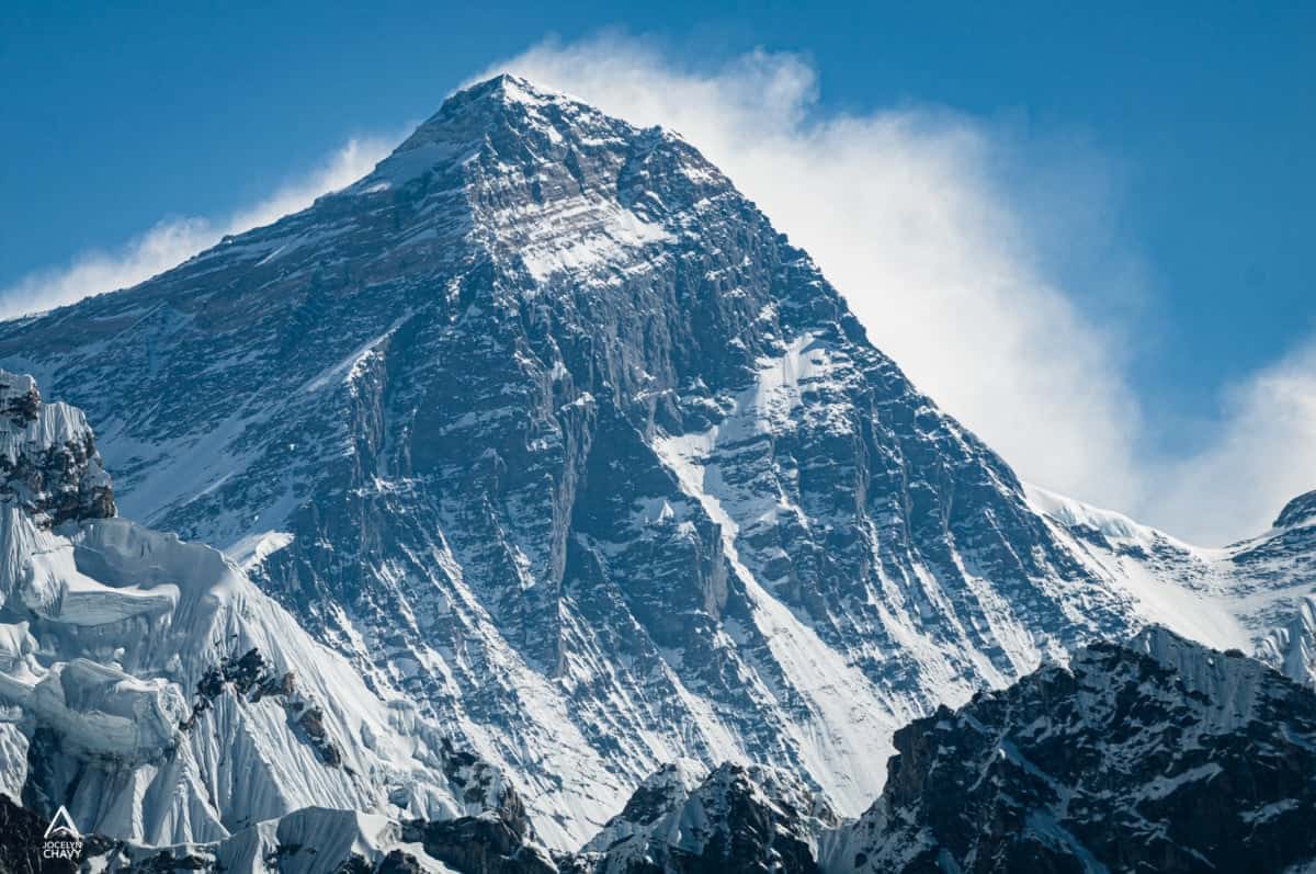 Sommet de l'Everest avec neige et nuages en arrière-plan.