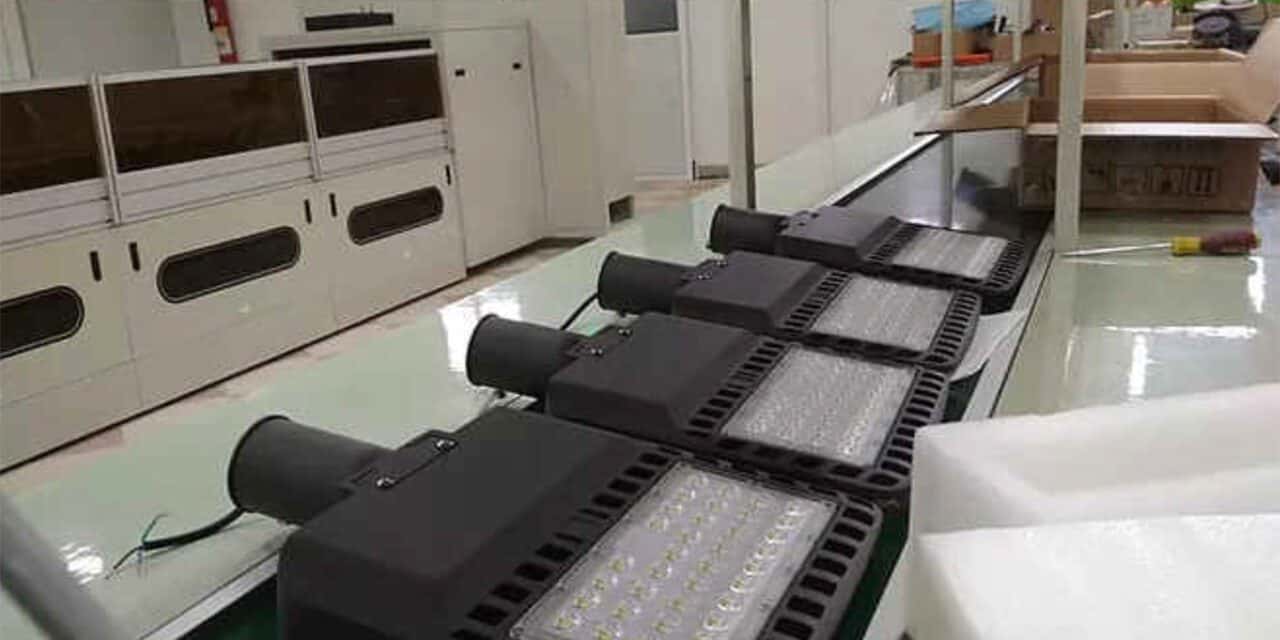 Lignes d'éclairage LED industrielles dans une usine en Algérie.