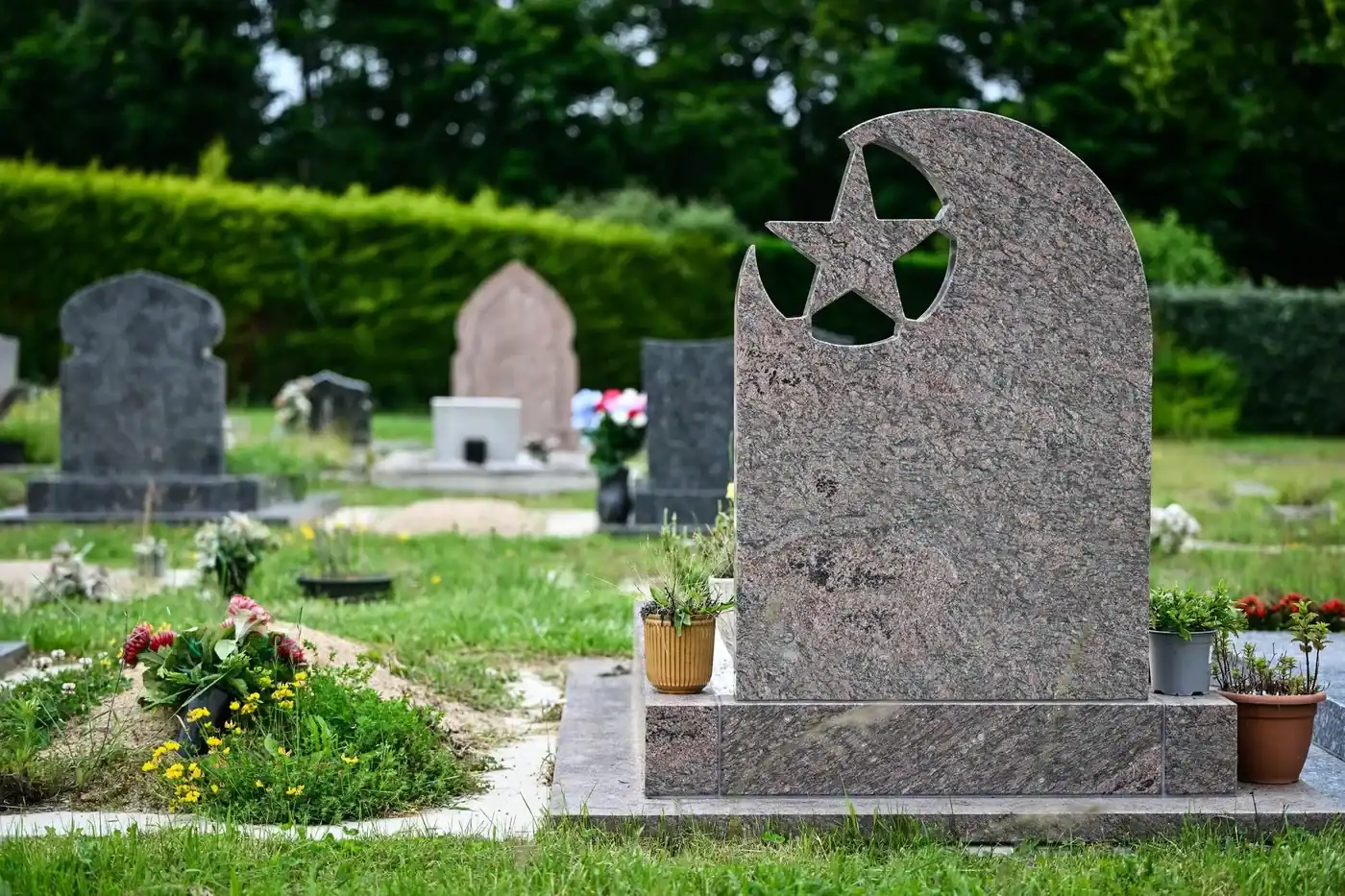 Tombeau avec étoile et croissant dans un cimetière musulman en France.