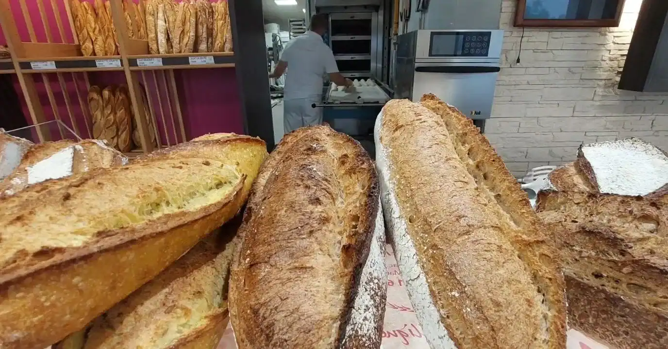 Baguettes françaises croustillantes et dorées en vitrine.