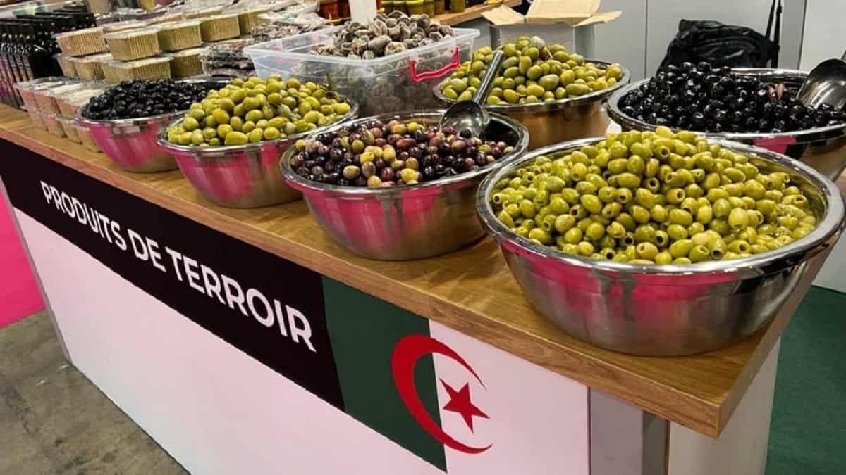 Produits Algériens brillent : révélation du Salon Macfrut Italie Différents fruits algériens exposés lors du salon Macfrut en Italie.