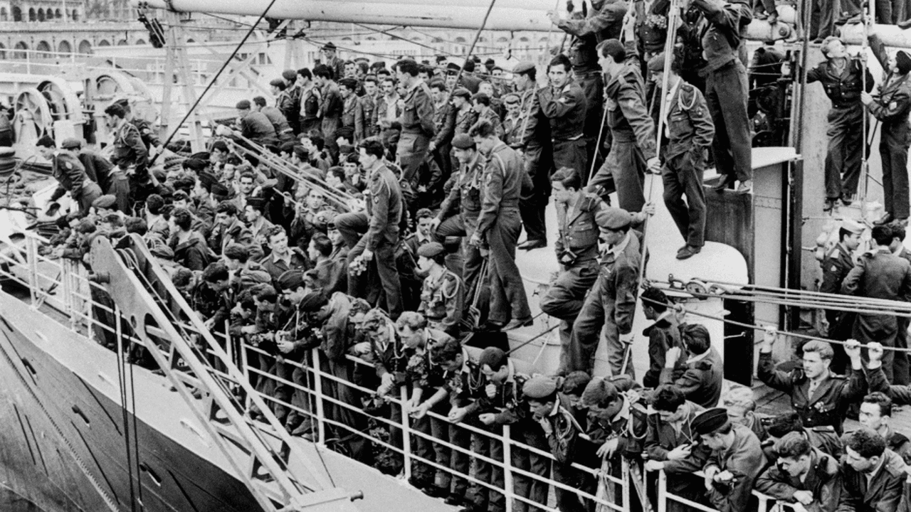 La France cadenasse les archives de la guerre d'Algérie Soldats et civils à bord d'un navire lors d'une opération historique.