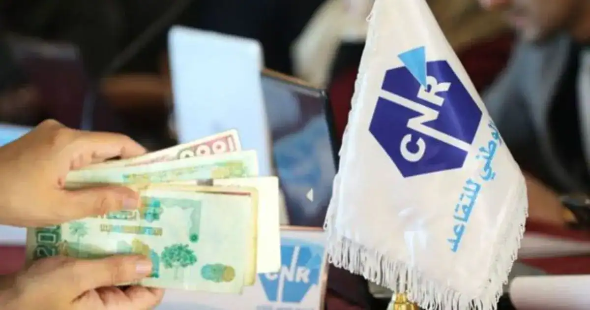Retraités en Algérie utilisant un nouveau service financier.
