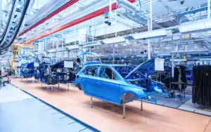 Ligne de production automobile en Algérie avec véhicules en montage.