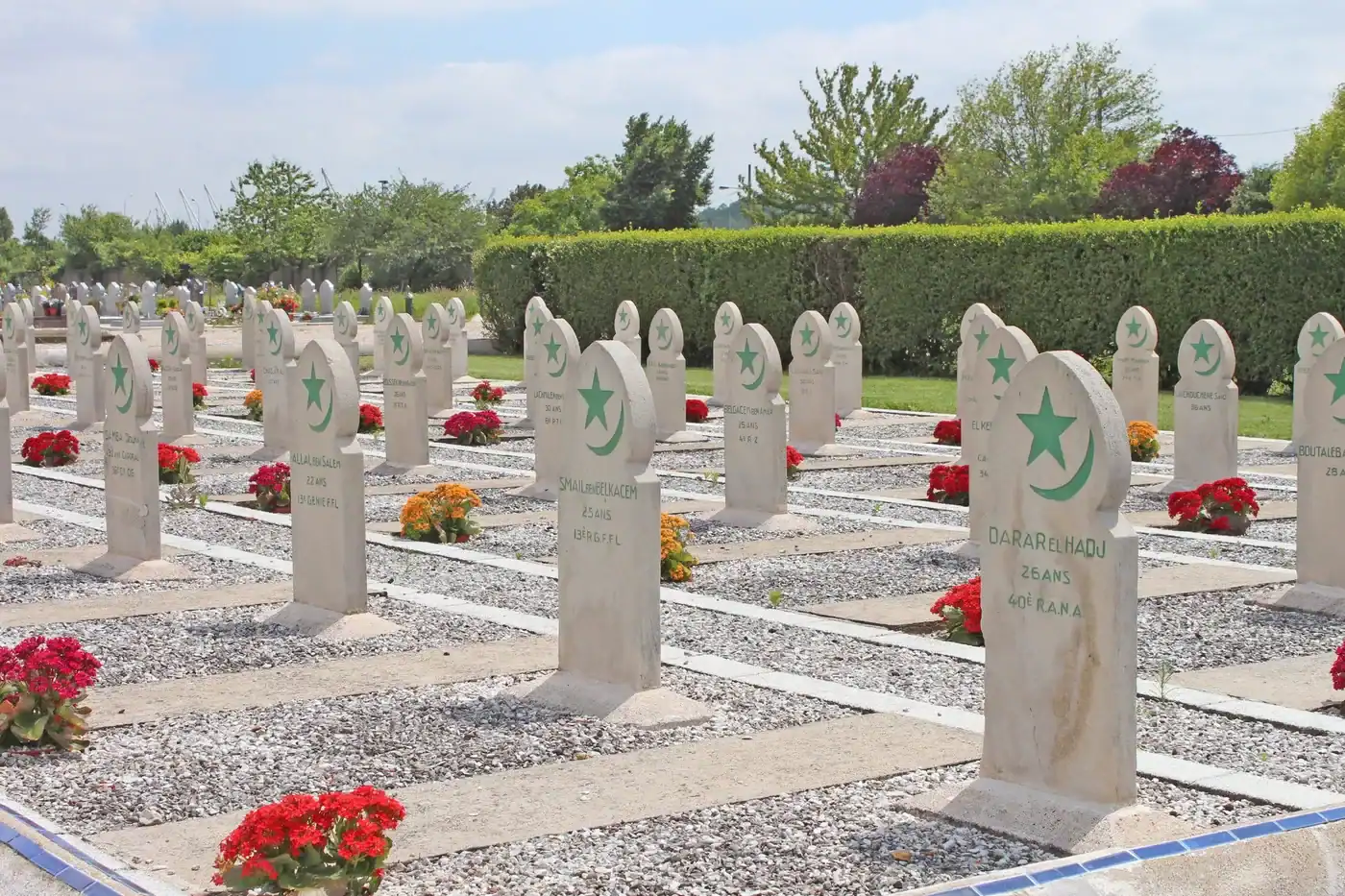 Cimetière musulman avec tombes et fleurs en France.