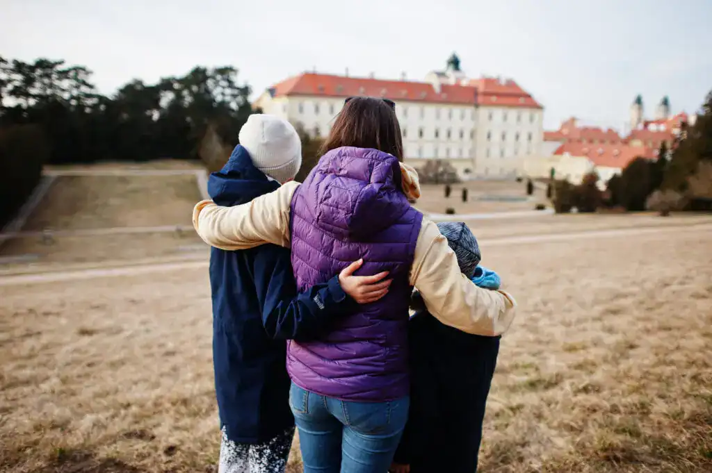 Famille regardant un château en Allemagne lors d'une promenade.