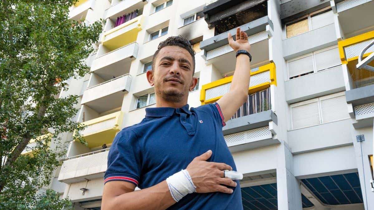 Homme sans-papiers sauveur de famille à Paris, héros de l'héroïsme urbain.