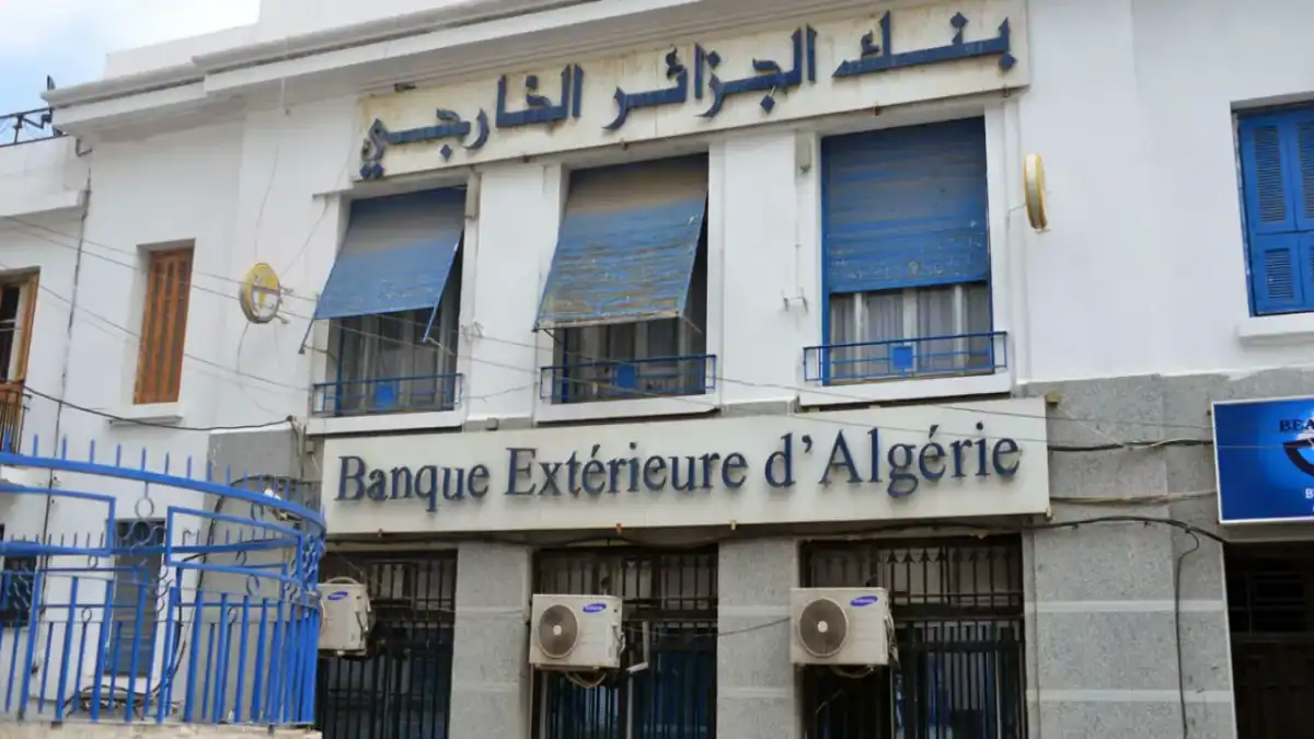 Façade de la Banque Extérieure d'Algérie avec enseigne visible.