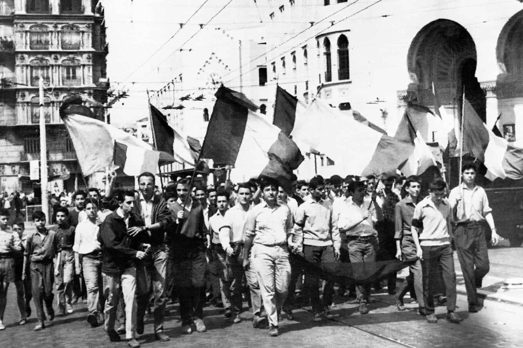 La France cadenasse les archives de la guerre d'Algérie Manifestation historique en France pour la guerre d'Algérie avec drapeaux français.