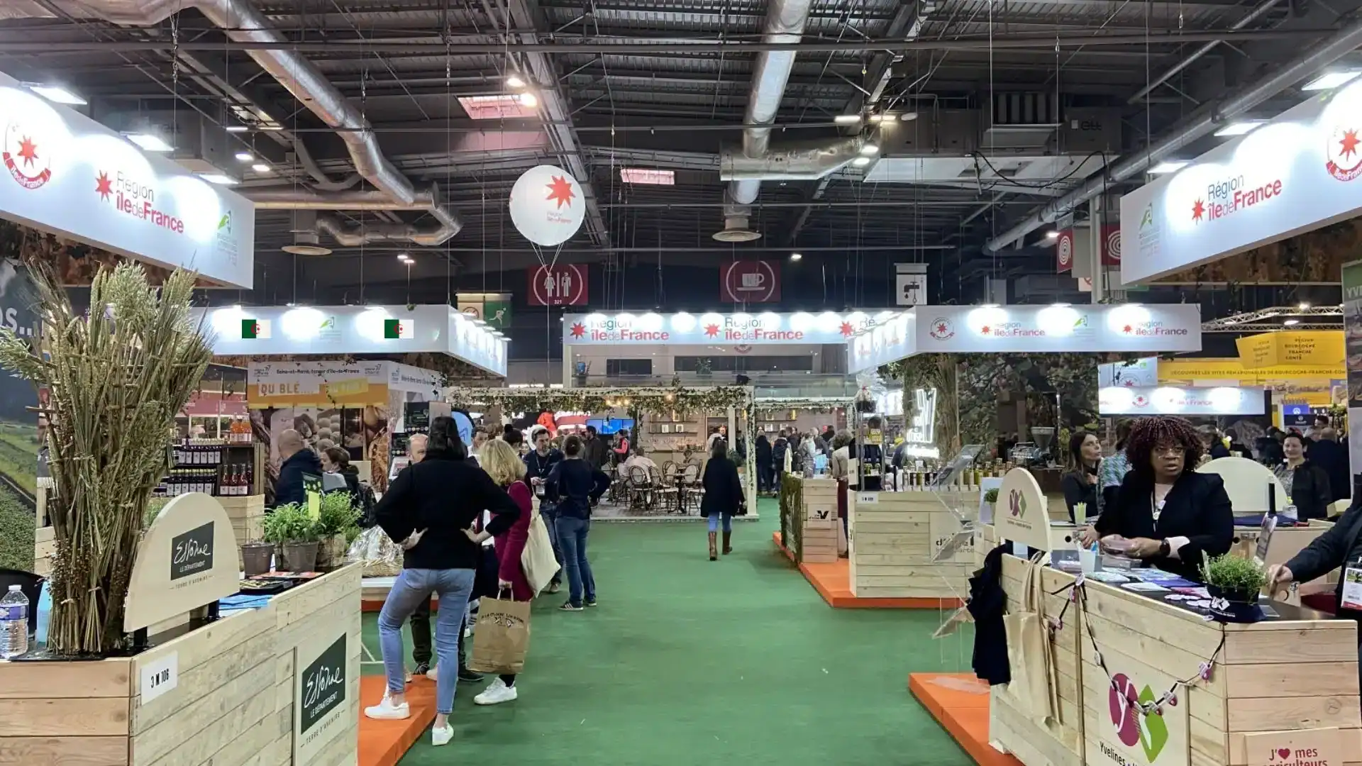 Produits Algériens brillent : révélation du Salon Macfrut Italie Stand de produits algériens au Salon Macfrut en Italie.