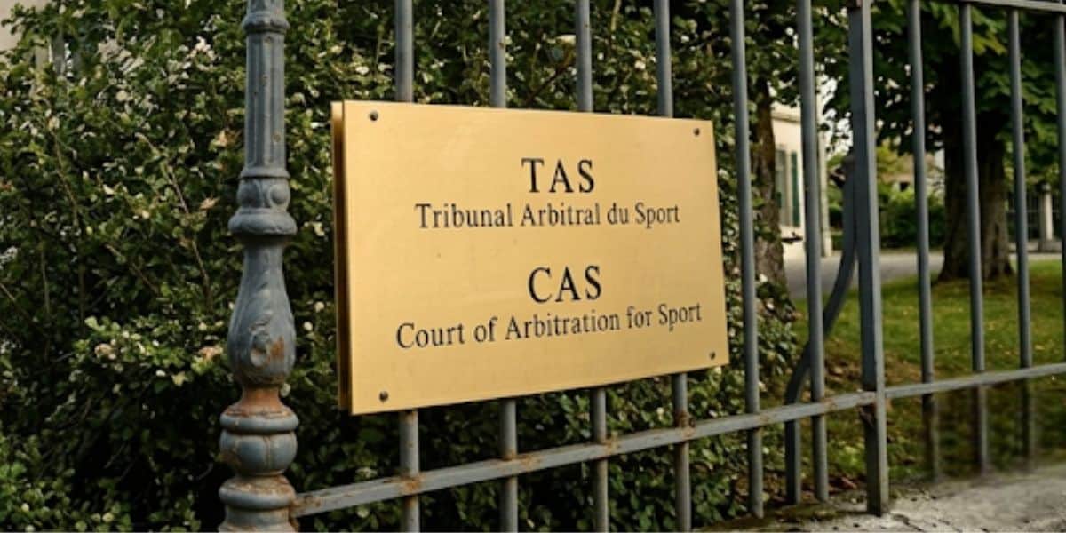 Tribunal Arbitrale du Sport à Casablanca Panneau du TAS à Casablanca, Maroc, pour arbitrage sportif.