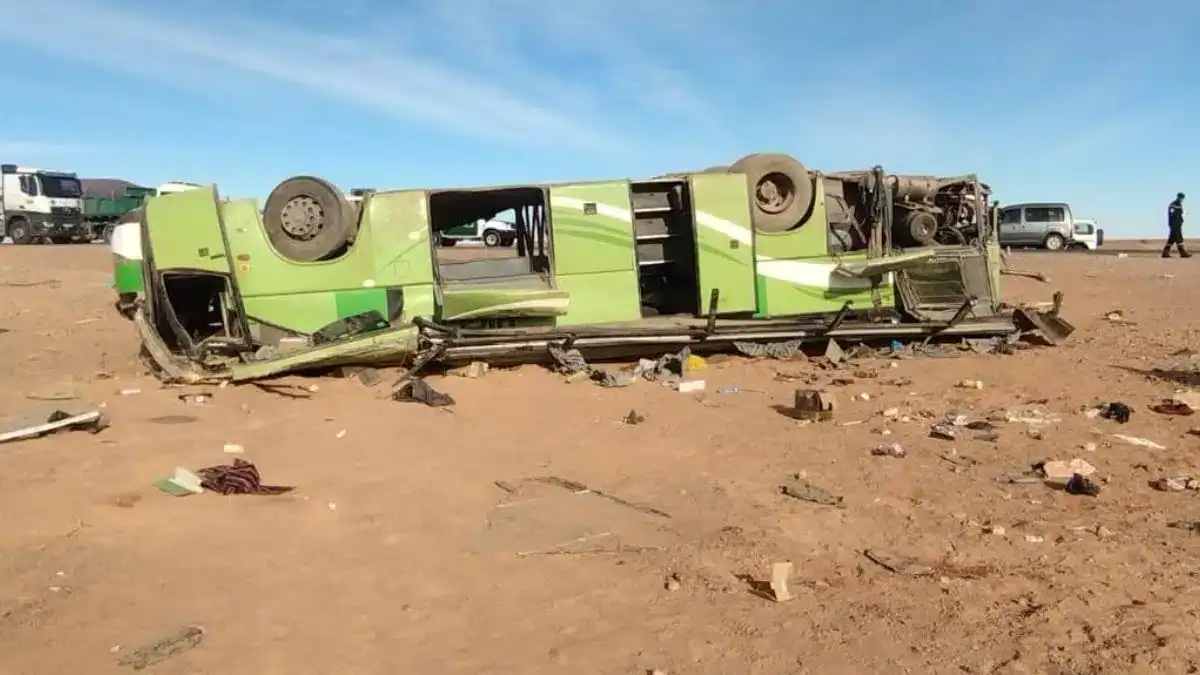 Bus renversé après un accident en Algérie.