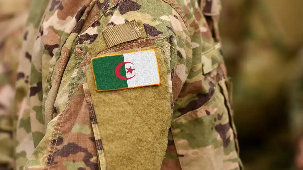 Soldat algérien avec drapeau national sur l'uniforme.