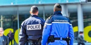 Un gendarme algérien raconte les insultes qui choquent Deux gendarmes algériens en uniforme lors d'une opération.