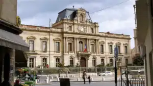 Hôtel de ville historique de Paris avec architecture classique.